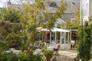 hotel-restaurant-Fuchsias-Terrasse @Photographe architecture Normandie Cotentin