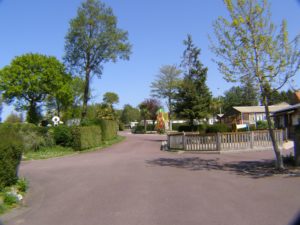 Camping l'Etang des Haizes avec ses emplacements verdoyants, ses arbres et son aire de jeux pour enfant - camping Cotentin @Christophe Roisnel - Agence So Direct