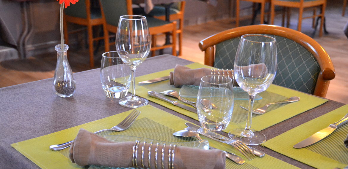 Restaurant Auberge du Vieux Château - Auberge du Château (17) table restaurant saint sauveur le vicomte