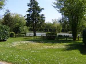 Emplacement pour tente camping car ou caravane en bord de l'étang au camping l'Etang des Haizes à La Haye du Puit - Manche Cotentin @Christophe Roisnel - Agence So Direct