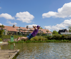 CAMPING NORMANDIE COTENTIN ETANG DES HAIZES PROCHE PORTBAIL LA HAYE DU PUITS MAANCHE 50 ACCUEIL CONVIVIALITE