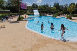 Piscine et toboggan au camping l'Etang des Haizes à La Haye du Puit Manche Cotentin - @Christophe Roisnel - Agence So Direct