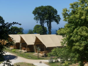 Camping anse du brick cabane tente - Cotentin Tourisme