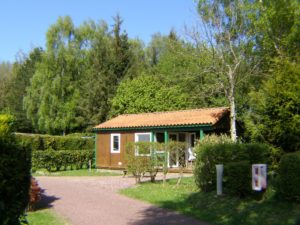 Location chalet dans camping avec étang et piscine en Normandie - camping Etang des Haizes La Haye du Puit - Cotentin Tourisme