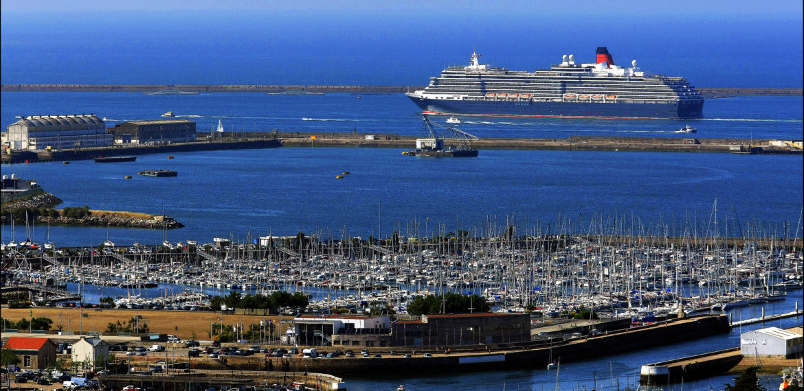 La rade de Cherbourg - Ecole de voile-port Chantereyne-queen Mary en rade© Jean-Michel Enault_Cherbourg-en-Cotentin-