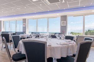 salle restaurant avec terrasse - Le Panoramique restaurant intérieur - La Pernelle - Val de Saire - Cotentin Tourisme