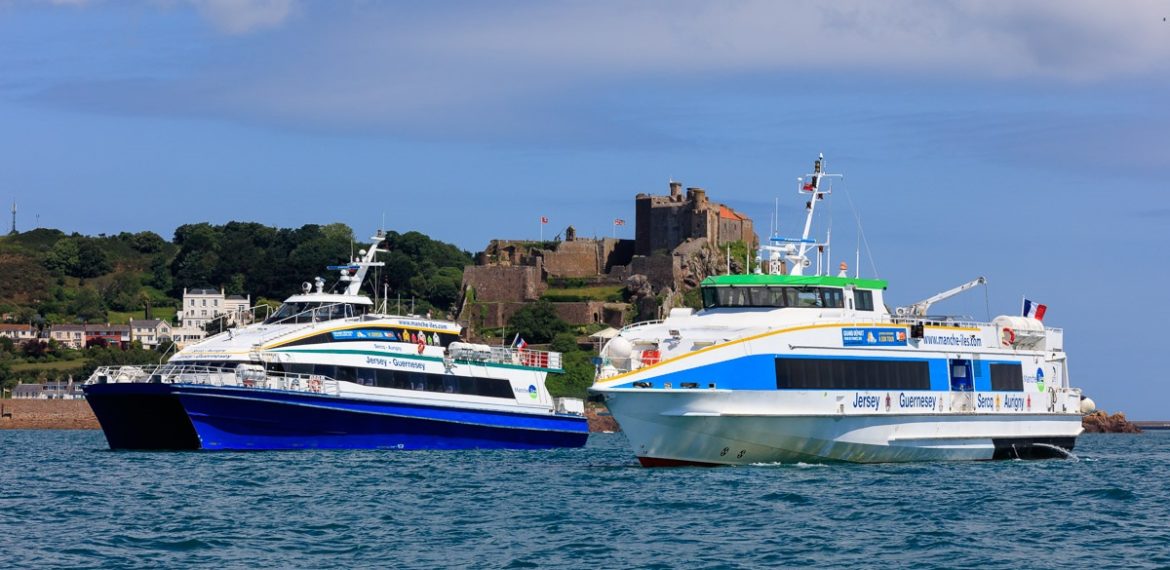 Manche Iles Express - Barneville Carteret Ile anglo normandecroisiere Manche iles express Granville et Victor Hugo devant Gorey Cotentin Tourisme @mancheilesexpress