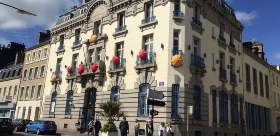 Parapluie de Cherbourg – Manufacture et Musée - Manufacture parapluies cherbourg facade – savoir faire artisanal @Parapluies de Cherbourg – Cherbourg – Cotentin – Manche