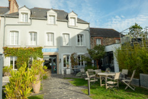 Facade-Hôtel-restaurant-les-ormes-barneville-cotentin-normandie