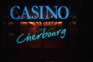 Casino de Cherbourg de nuit @casinodecherbourg - Cotentin Tourisme