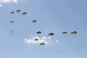 Parachutage_LaFiere_Juin2014_70DDay ©OT Baie du Cotentin (3)