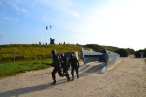 Statue extérieure de La réplique de la barge “Higgins” à côté du Musée du Débarquement Utah Beach - Les Plages du Débarquement Utah Beach Normandie réalisée par @agence So Direct Cotentin Tourisme