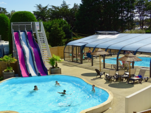 espace aquatique avec toboggan piscine couverte chauffée pataugeoire camping esperance denneville cote des isles normandie