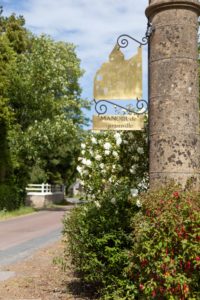 enseigne exterieur jardin - manoir de juganville - chambre d'hote normandie cotentin