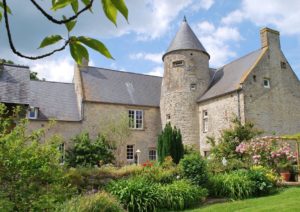 exterieur jardin fleuri manoir de juganville - chambre d'hote normandie cotentin