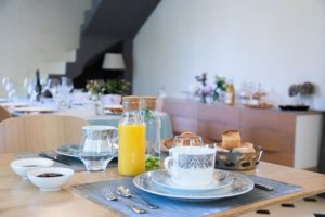intérieur - table petit dejeuner - manoir de juganville - chambre d'hote normandie cotentin
