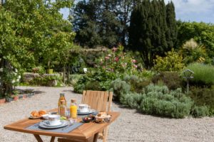 jardin - table petit dejeuner - manoir de juganville - chambre d'hote normandie cotentin