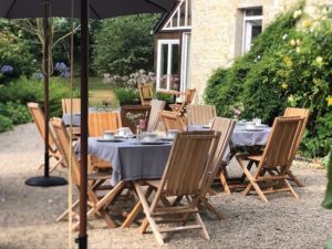 jardin - tables extérieur petit dejeuner - manoir de juganville - chambre d'hote normandie cotentin