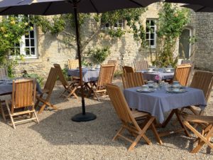 jardin - tables petit dejeuner extérieur - manoir de juganville - chambre d'hote normandie cotentin