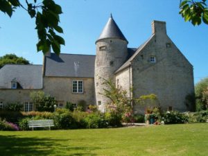 manoir de juganville - chambre d'hote normandie cotentin - facade avec jardin fleuri-min