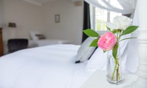 manoir de juganville - chambre d'hote normandie cotentin - fleur rose dans chambre