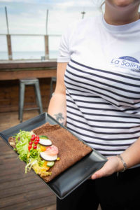 creperie-la-saline-equipe-salle-cherbourg-equeurdreville-vue-mer Cotentin tourisme restaurant cotentin @Christophe-Roisnel