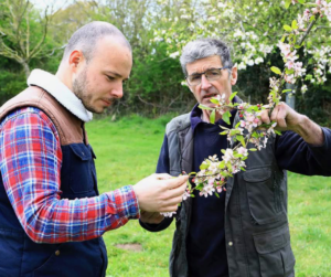 Benjamin Lepelley ET SON BEAU PERE CIDRERIE LA FERME DE LA COMMANDERIE PRODUCTEURS LOCAUX COTENTIN TOURISME