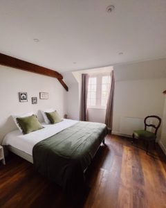 Gîte Abbaye de Blanchelande Cotentin Tourisme - MIELLERIE chambre avec poutres apparentes