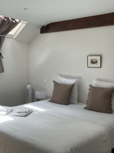 Gîte Abbaye de Blanchelande Cotentin Tourisme MIELLERIE chambre beige brun