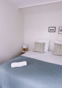 Abbaye de Blanchelande Cotentin Tourisme MIELLERIE chambre bleue gris ZOOM