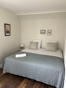 Abbaye de Blanchelande Cotentin Tourisme MIELLERIE chambre bleue gris