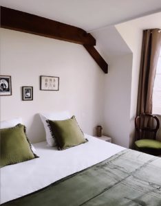 Gîte Abbaye de Blanchelande Cotentin Tourisme MIELLERIE poutres apparentes chambre verte