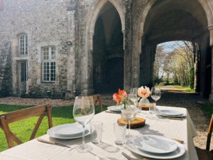 Gîte Abbaye de Blanchelande Cotentin Tourisme cour intérieure jardin table déjeuner