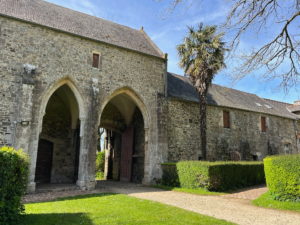 Gîte Abbaye de Blanchelande Cotentin Tourisme cour intérieure jardin