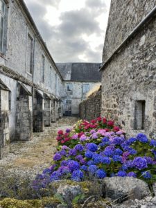 Abbaye de Blanchelande Cotentin Tourisme exterieur jardin fleurs