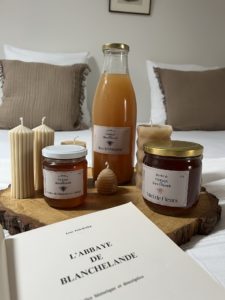Gîte Abbaye de Blanchelande Cotentin Tourisme produits locaux de l'abbaye miel jus de pomme